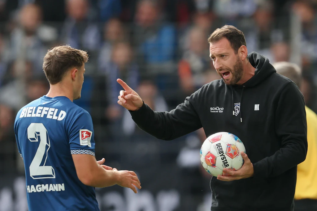 Bielefelds Trainer Mitch Kniat macht Arminen-Spieler Felix Hagmann eine klare Ansage. Sieht ein bisschen aus wie bei Steffen Baumgart.