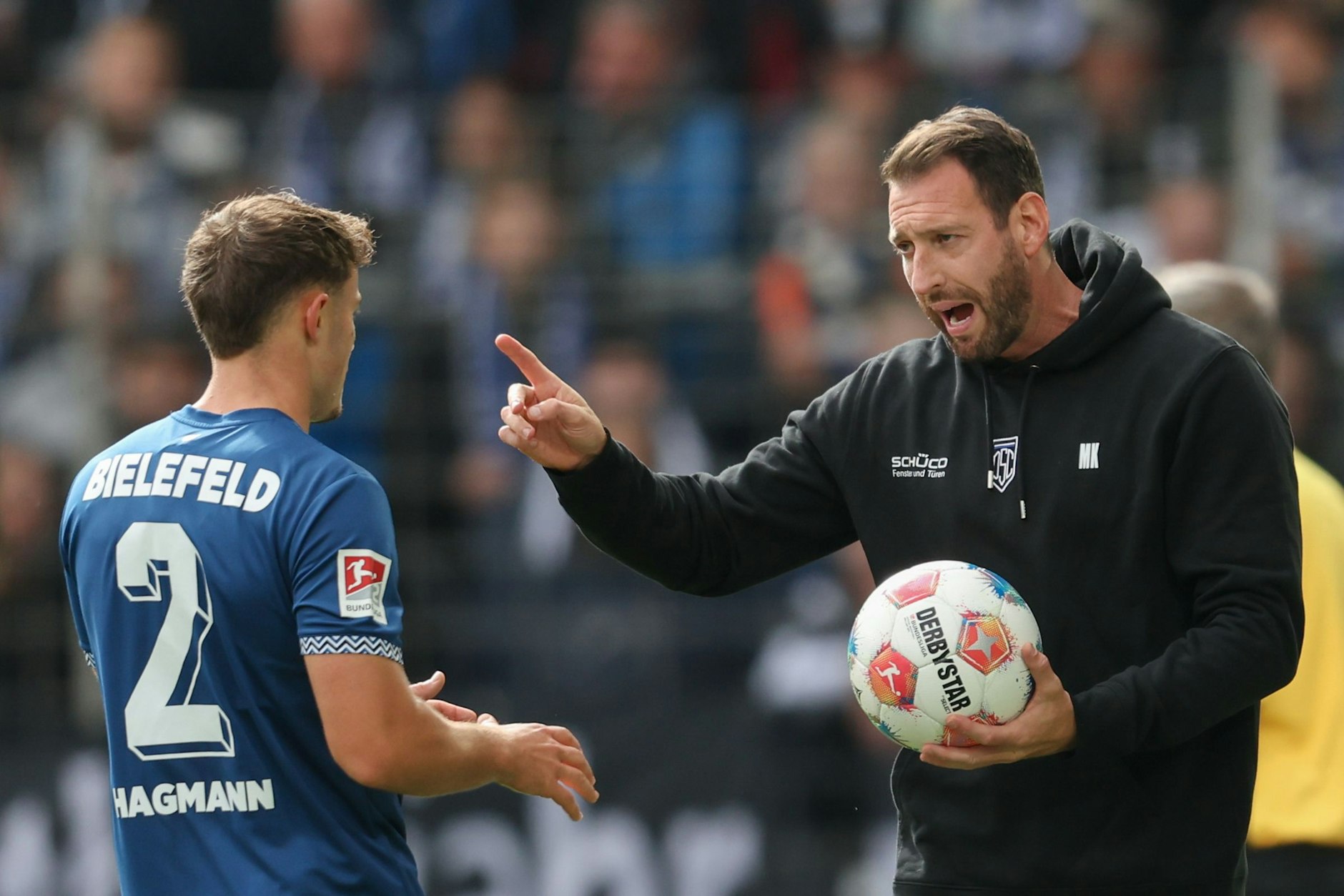 Bielefelds Trainer Mitch Kniat macht Arminen-Spieler Felix Hagmann eine klare Ansage. Sieht ein bisschen aus wie bei Steffen Baumgart.