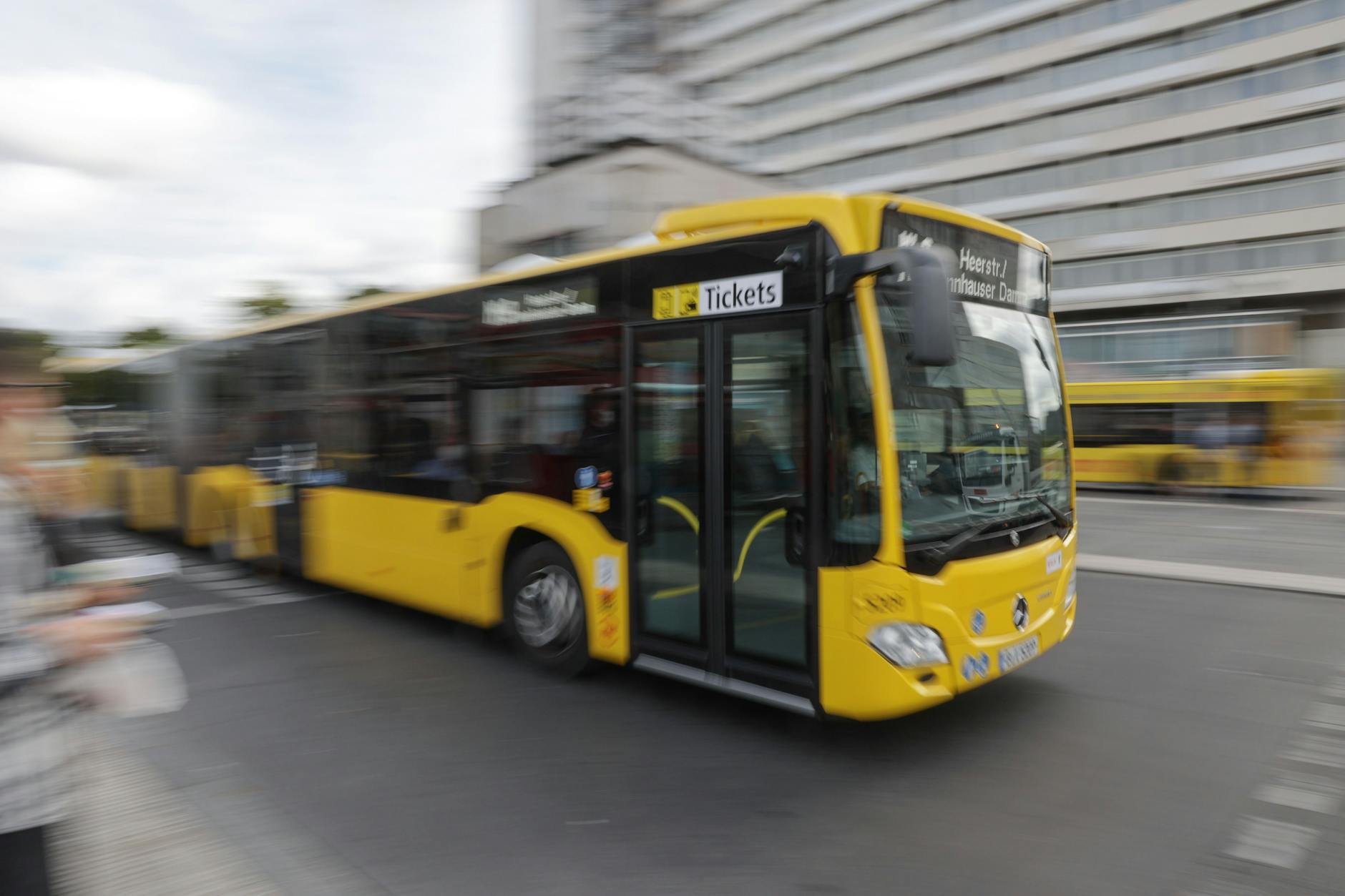 Der Fahrer eines BVG-Busses wurde bei der Attacke verletzt.