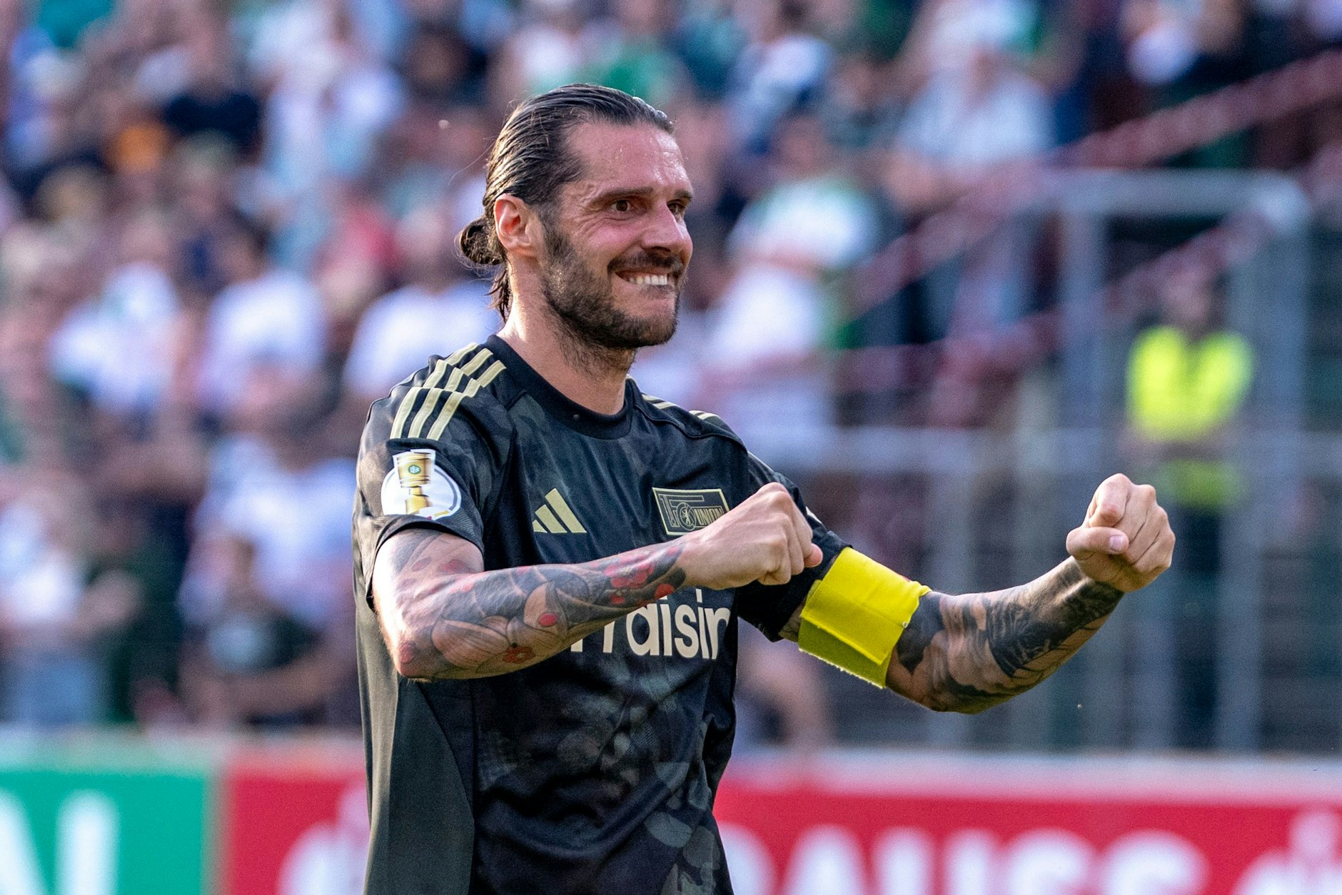 Christopher Trimmel feiert den Sieg des 1. FC Union in der ersten Pokalrunde in Gütersloh. In Runde zwei will der eiserne Kapitän auch gegen Bielefeld jubeln.