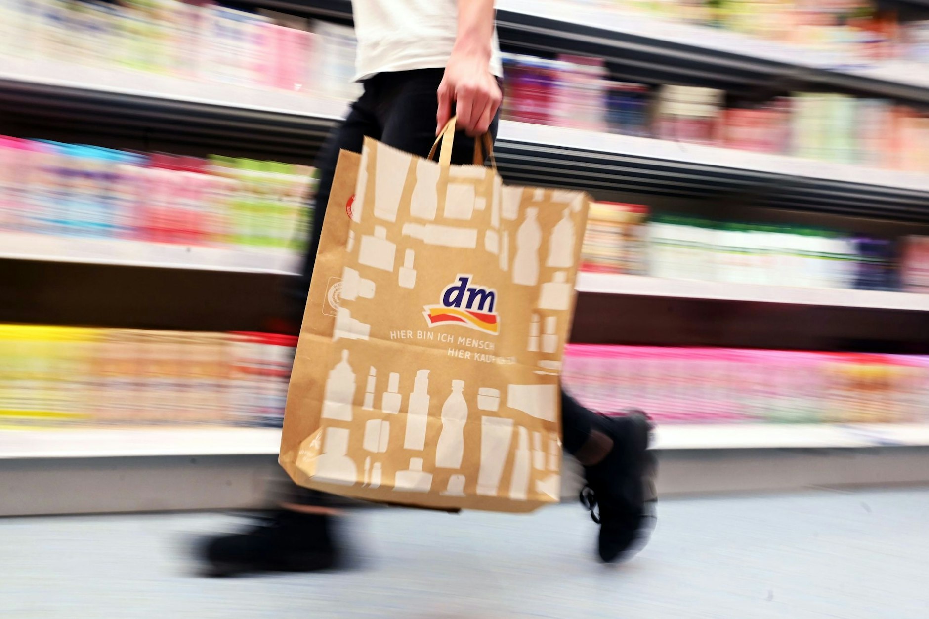 Rückruf Drogeriemarkt dm Kosmetik Nagellack Nahrungsergänzungsmittel Symbolfoto