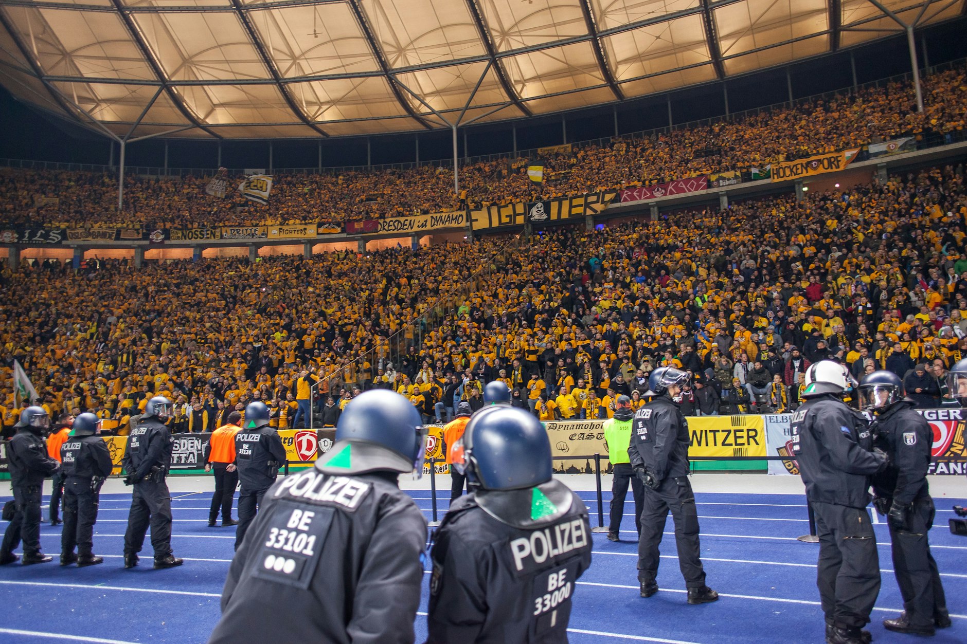 Polizisten und Hertha-Ordner vor dem Dynamo-Fanblock im Olympiastadion. Das war 2019, jetzt droht noch mehr Randale.