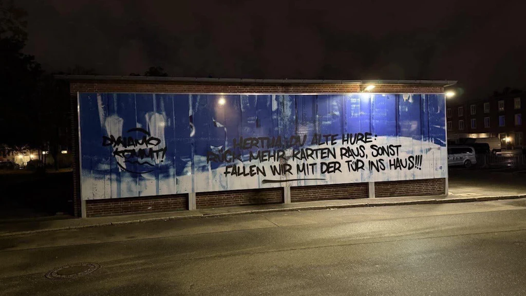Im Vorfeld des Hertha-Spiels beschmierten Ultras von Dynamo Dresden eine Werbewand an der Hertha-Geschäftsstelle.
