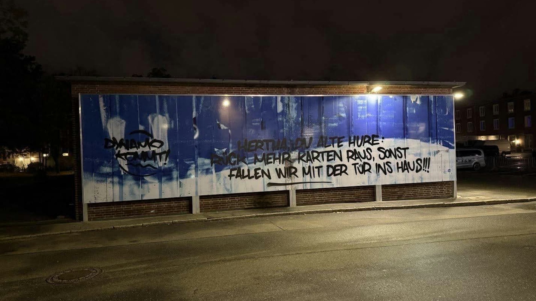 Im Vorfeld des Hertha-Spiels beschmierten Ultras von Dynamo Dresden eine Werbewand an der Hertha-Geschäftsstelle.