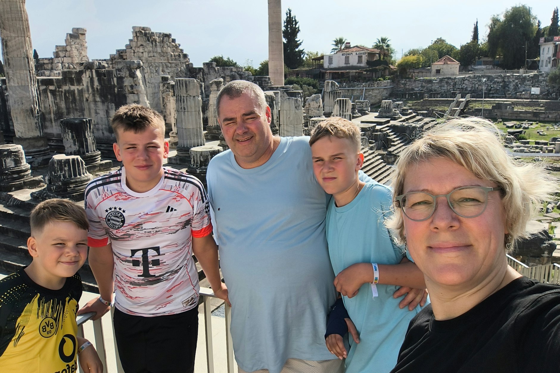 Familie Schramm in der Türkei: Die Sachen, die sie tragen, mussten sie sich im Urlaubsort kaufen.