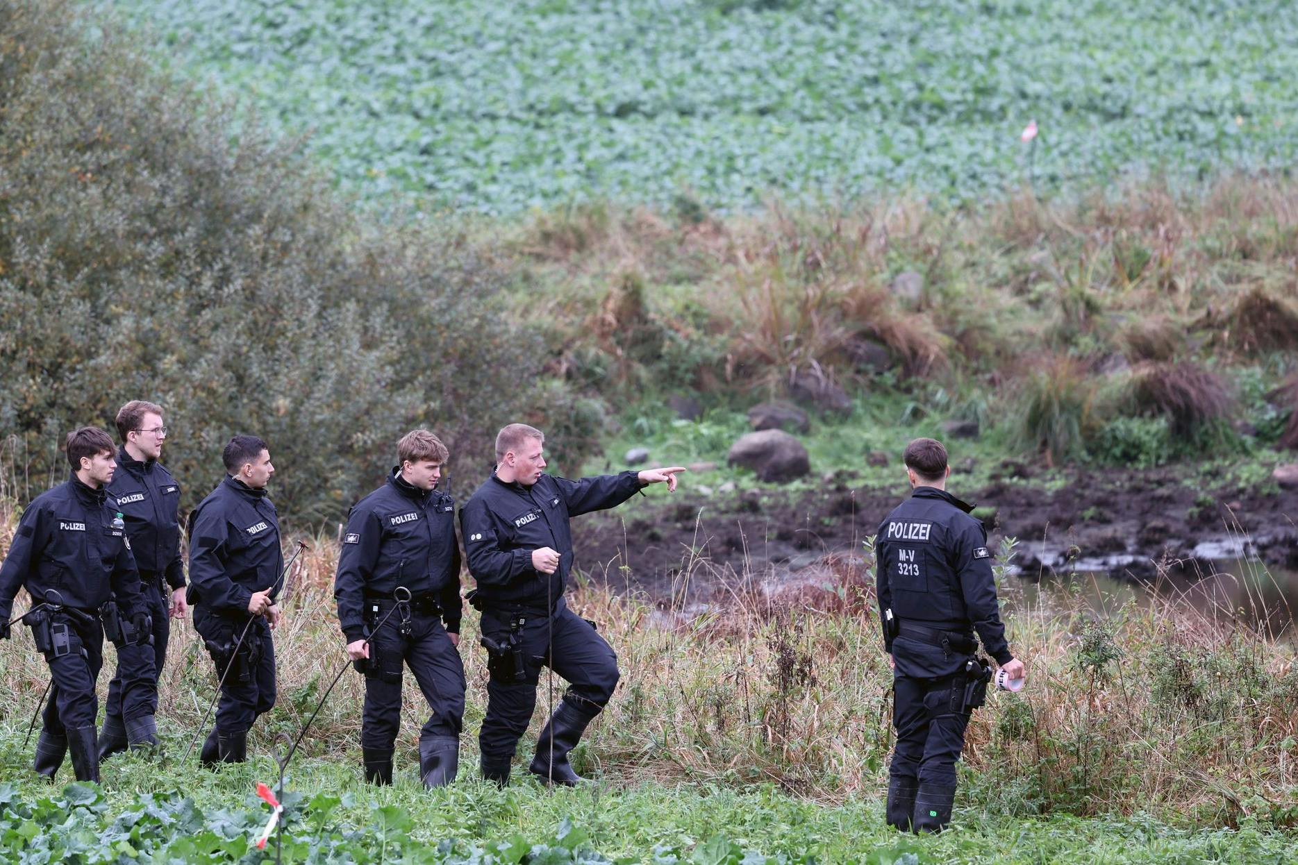 Polizisten durchkämmten das Gebiet rund um den Tümpel, an dem die Leiche von Fabian (8) aus Güstrow entdeckt wurde.