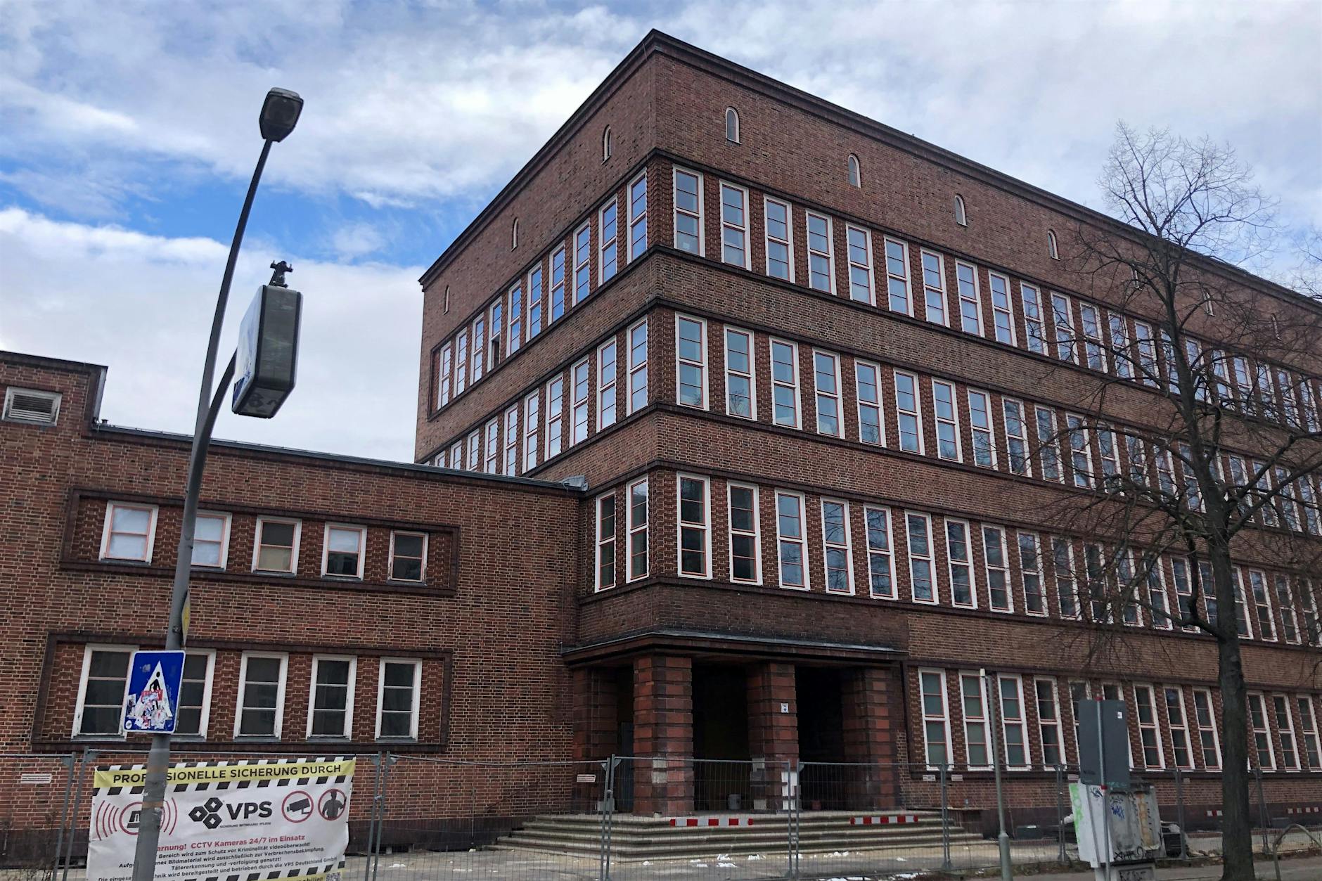 Diese Berliner Schule wird seit acht Jahren saniert. Nun ist die Eröffnung erneut verschoben worden