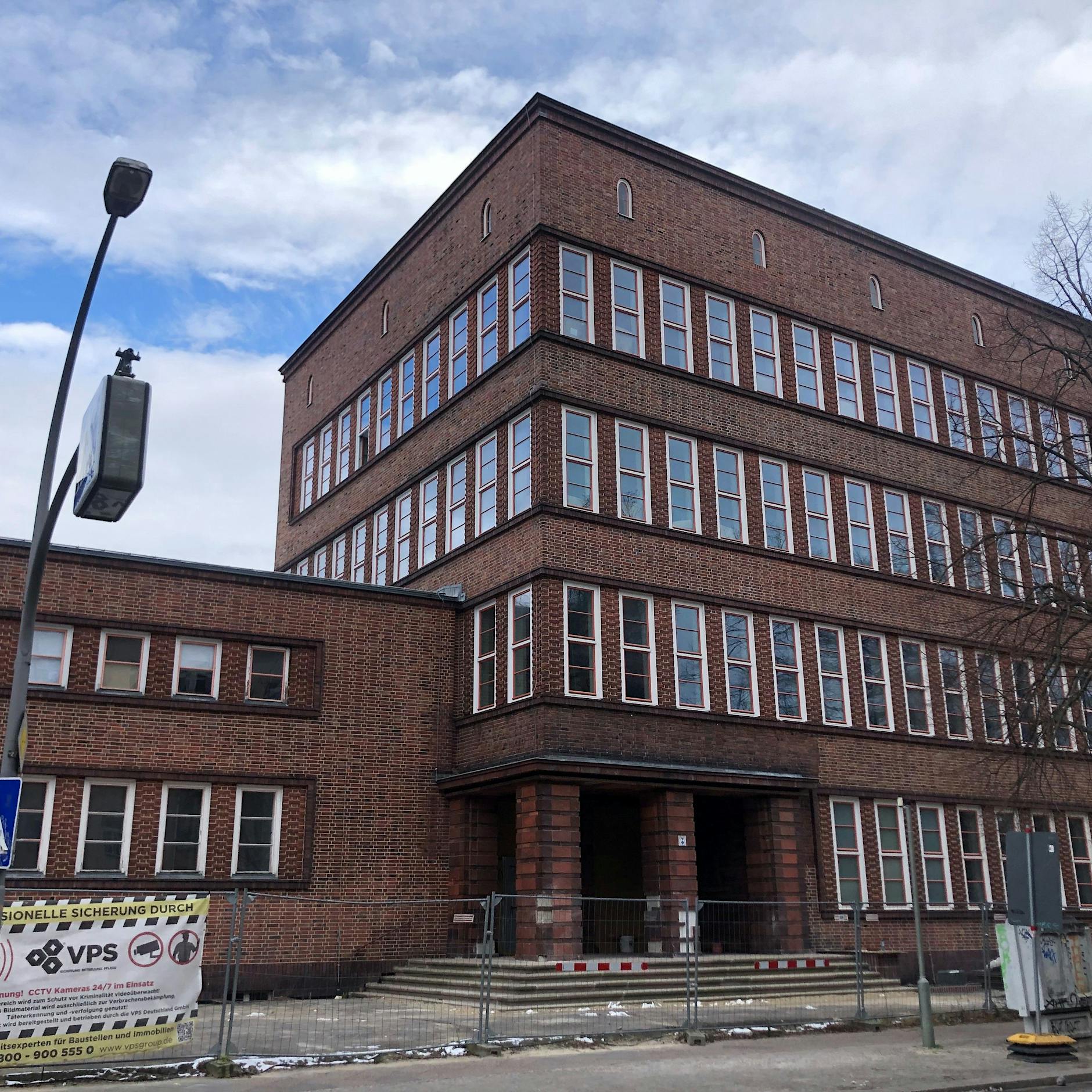 Diese Berliner Schule wird seit acht Jahren saniert. Nun ist die Eröffnung erneut verschoben worden