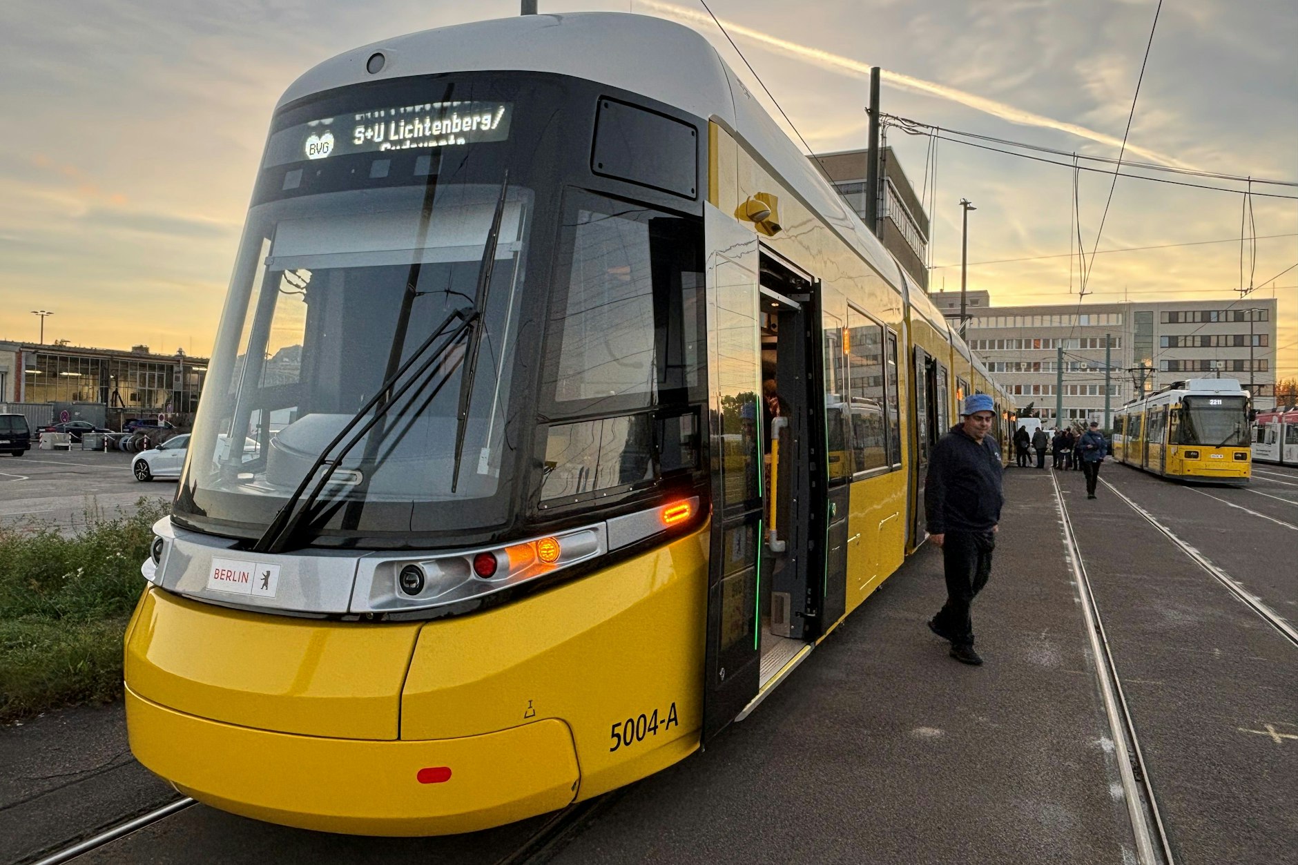 Die neue Straßenbahngeneration für Berlin: Ein Urbanliner von Alstom steht auf dem BVG-Betriebshof Lichtenberg. Die XXL-Tram hat 92 Sitz- sowie 220 Stehplätze.