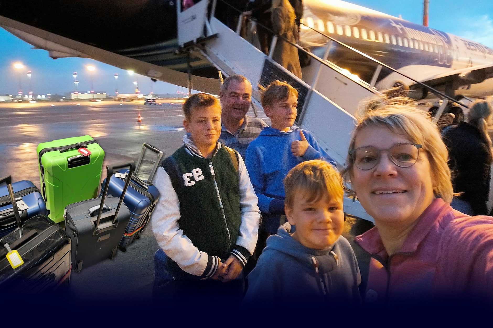 Juliane Schramm mit ihrer Familie kurz vor dem Abflug ihrer Maschine vom BER. Die Koffer flogen nicht mit nach Izmir.