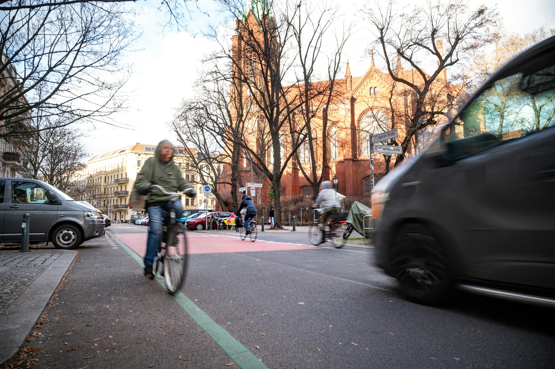 Kiezblock-Initiativen setzen Verkehrsberuhigung durch, andere Bürger befürchten gravierende Folgen. Hier in der Stargarder Straße im Prenzlauer Berg sollen weitere Poller gebaut werden.