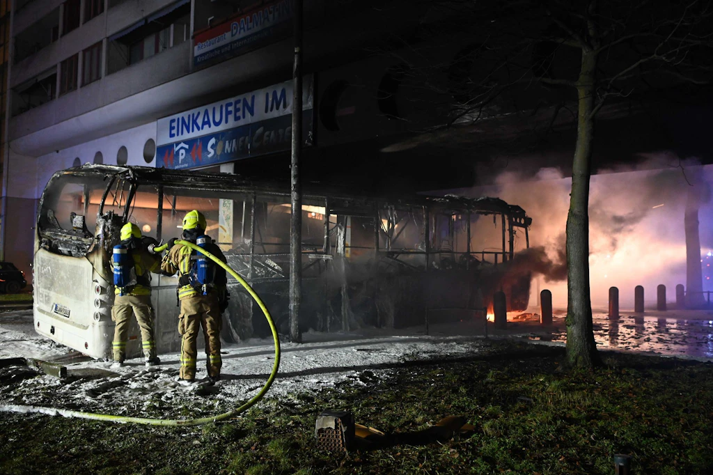 Vor zwei Jahren brannte in Berlin in der Silvesternacht ein Bus aus. In jenem Jahr kam es in Neukölln zu heftigen Ausschreitungen.