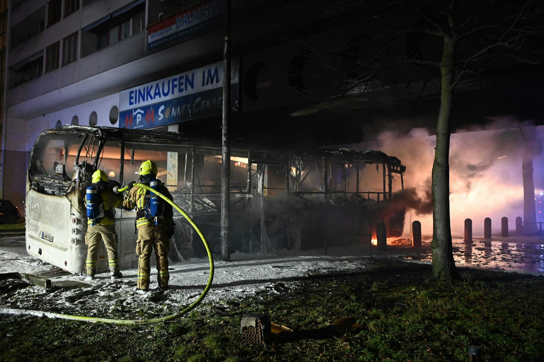 Vor zwei Jahren brannte in Berlin in der Silvesternacht ein Bus aus. In jenem Jahr kam es in Neukölln zu heftigen Ausschreitungen.