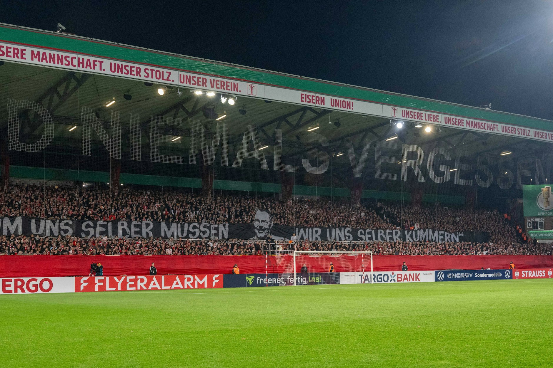 Die Fans des 1. FC Union gedenken vor dem Anpfiff gegen Bielefeld Klublegende Hans-Joachim „Jochen“ Lesching.