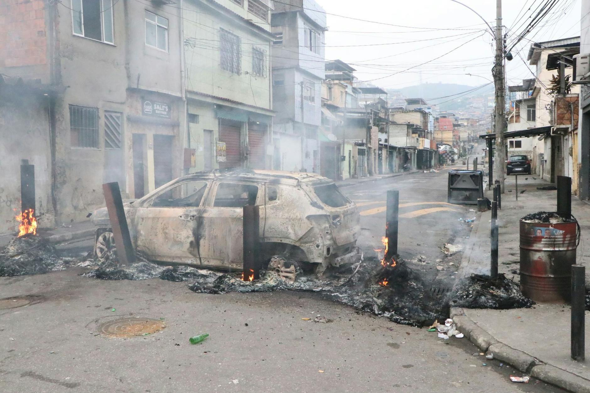 Ein brennendes Auto blockiert eine Straße in Rio de Janeiro.