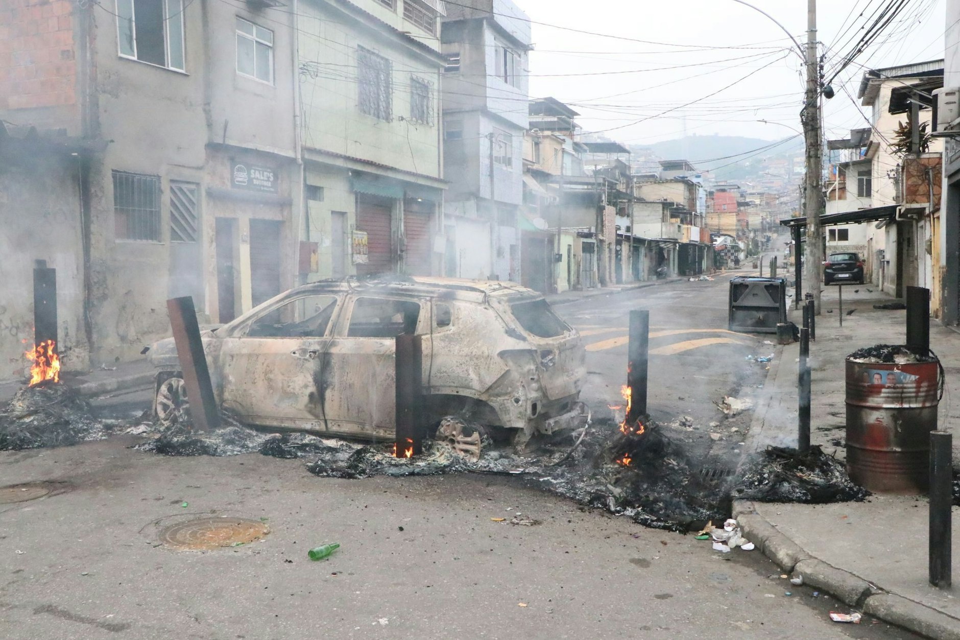 Ein brennendes Auto blockiert eine Straße in Rio de Janeiro. 
