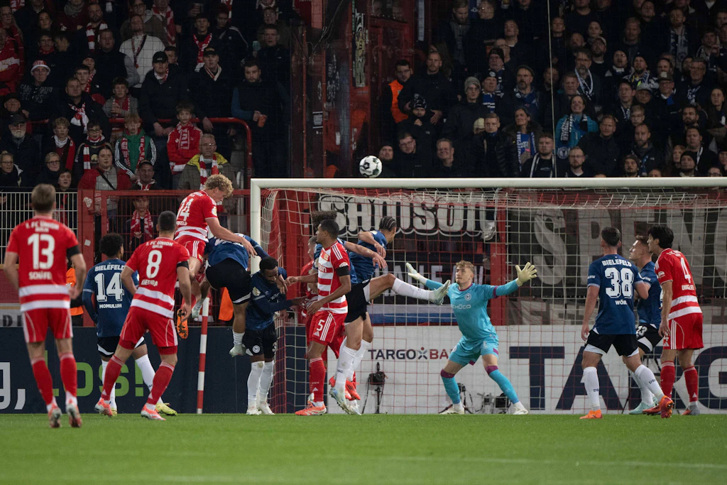 Hoch, höher, Leopold Querfeld: Unions Abwehrchef trifft wuchtig per Kopf zur 1:0-Führung gegen Arminia Bielefeld. 