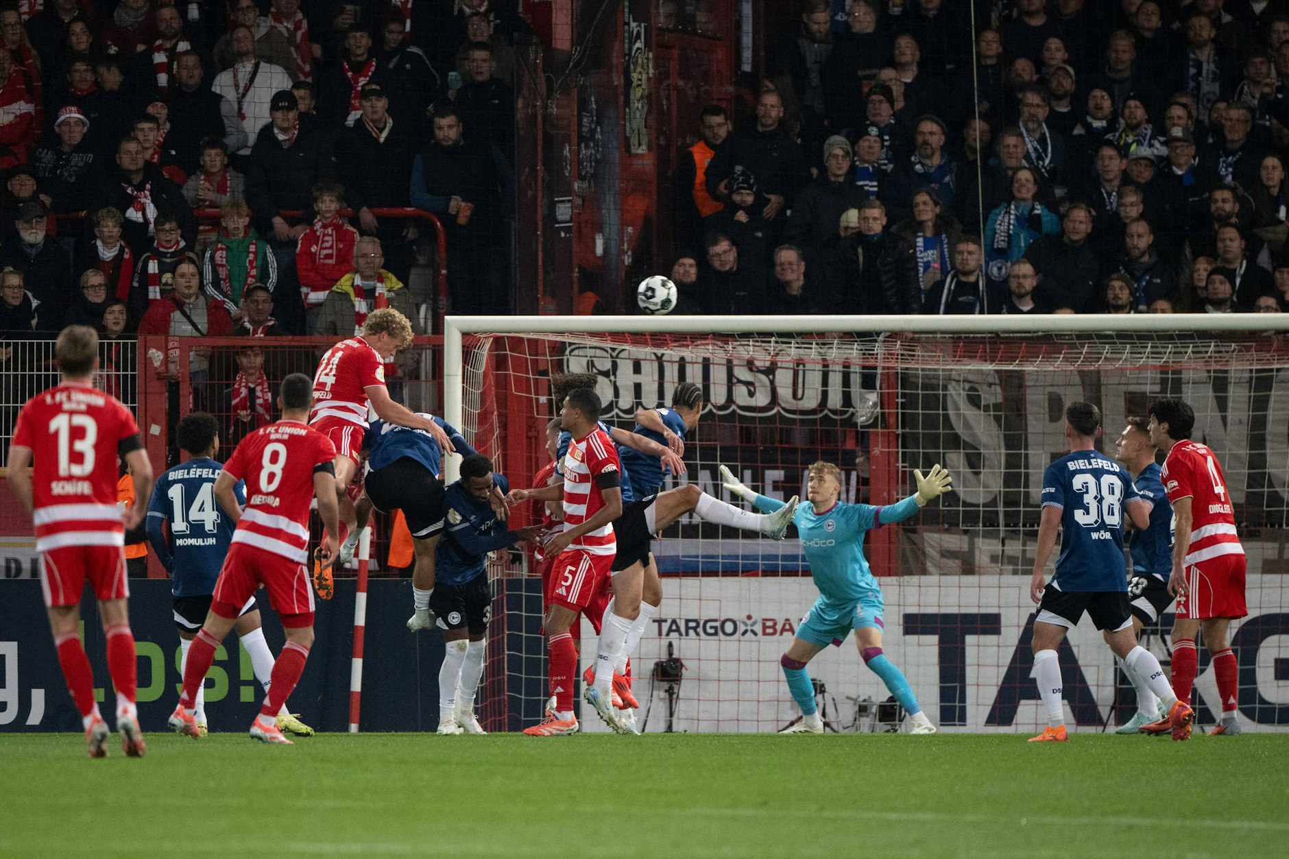 Hoch, höher, Leopold Querfeld: Unions Abwehrchef trifft wuchtig per Kopf zur 1:0-Führung gegen Arminia Bielefeld. 