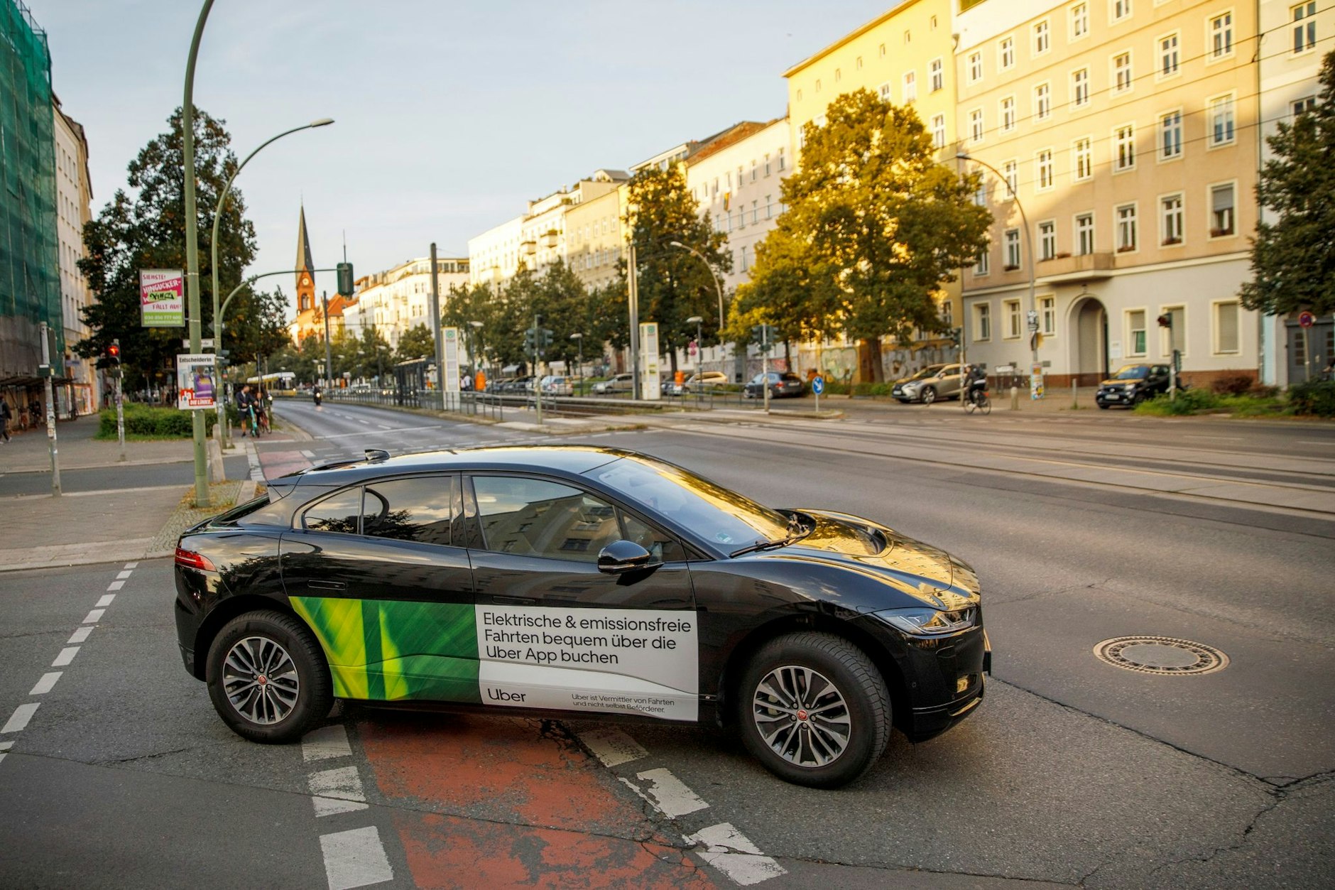 Ein Auto des Fahrdienstleiters Uber fährt im Prenzlauer Berlin. Das Unternehmen hat mit seiner App das Personenbeförderungsgesetz umgangen.