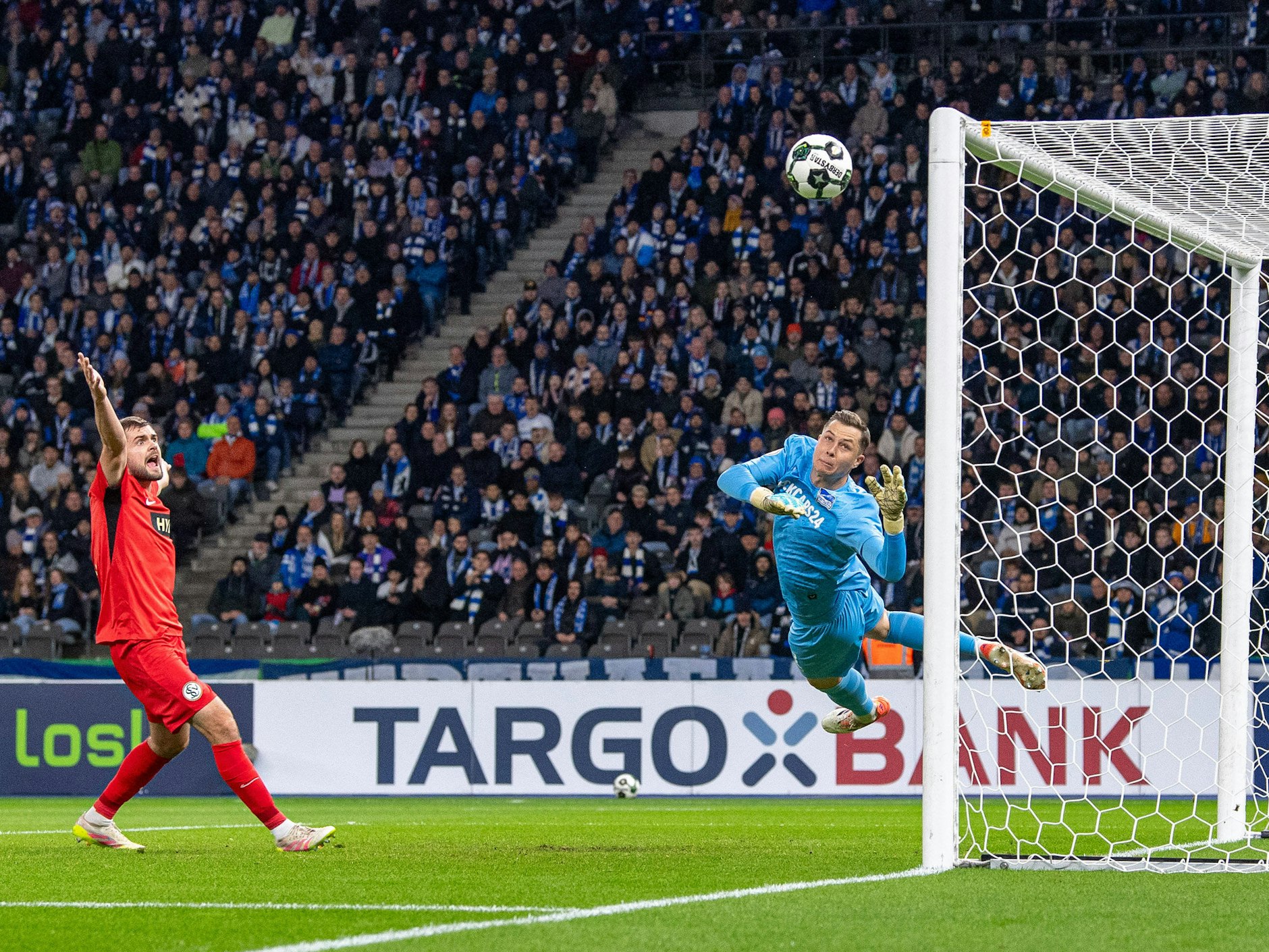 Nach Demmes mit dem Oberarm abgefälschten Ball rettet Hertha-Torwart Tjark Ernst mit einer Glanzparade.