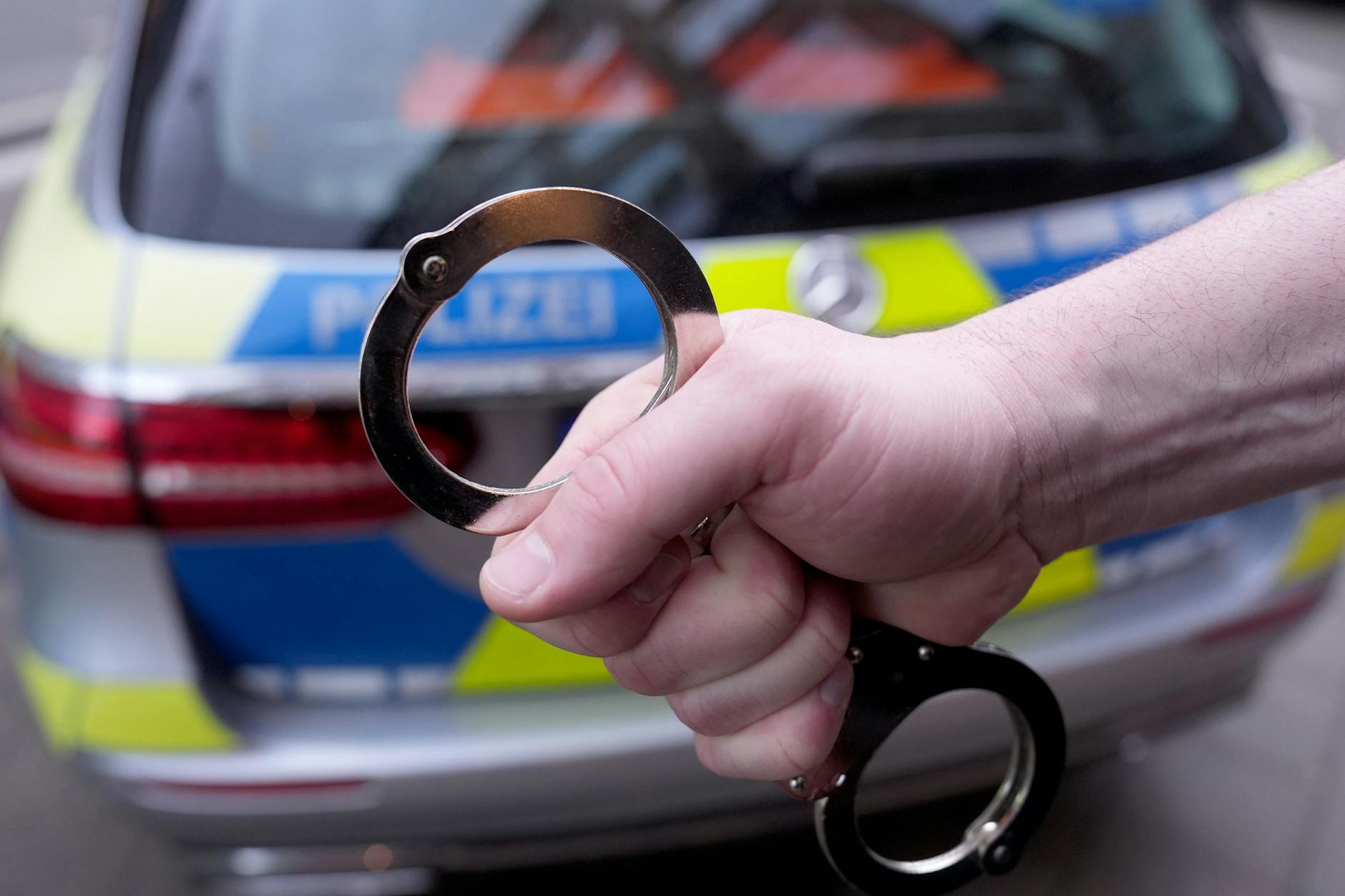 Eine vorbeifahrende Streife der Bundespolizei nahm den mutmaßlichen Entführer schließlich fest (Symbolfoto).