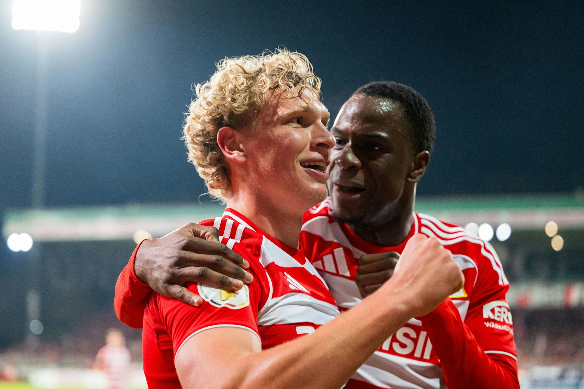 Jubel mit Ilyas Ansah: Leopold Querfeld (l.) brachte den 1. FC Union Berlin im DFB-Pokal gegen Arminia Bielefeld mit 1:0 in Führung.