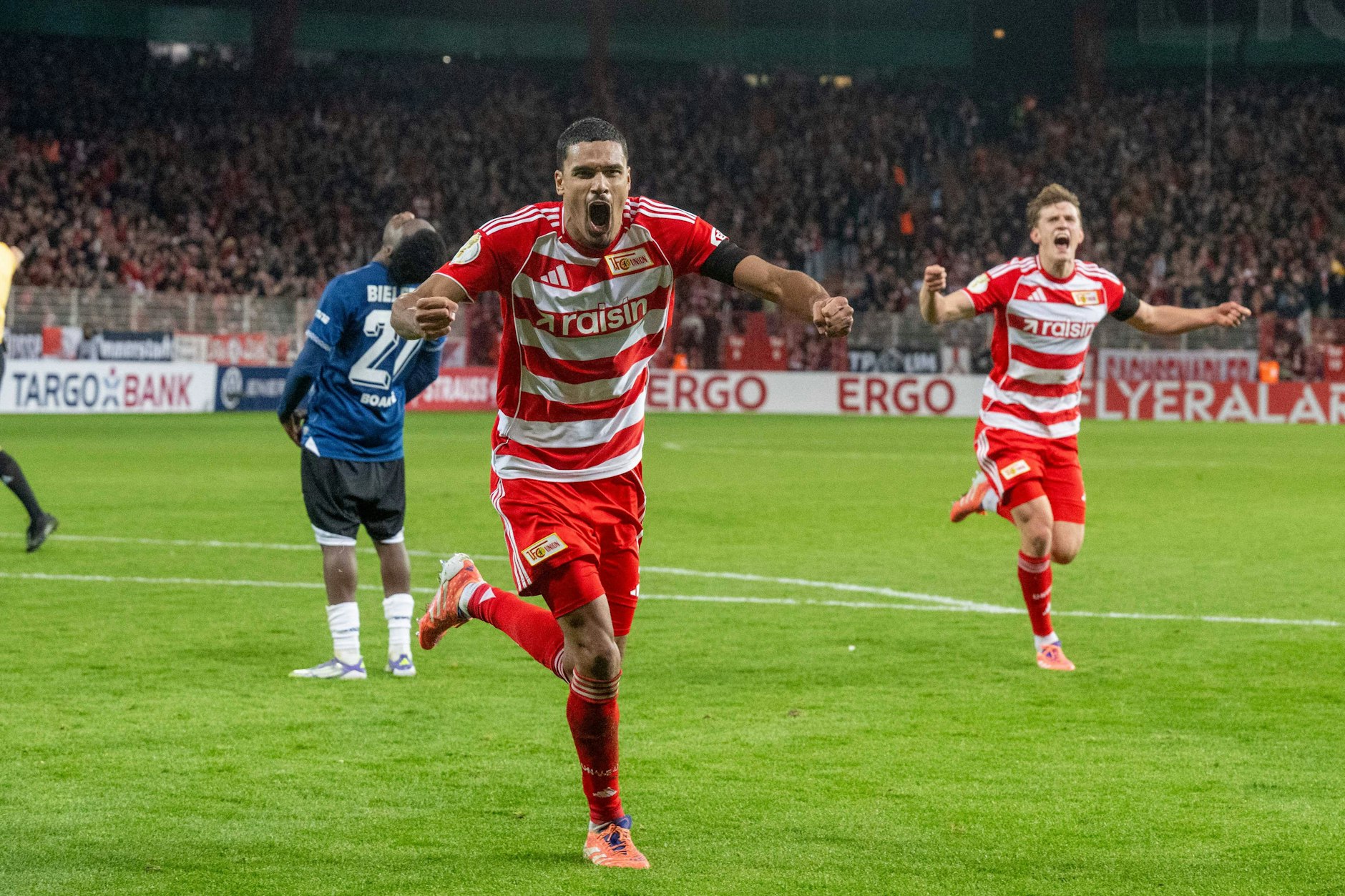 Wer sonst? Danilho Doekhi erlöst den 1. FC Union in der 106. Minute der Verlängerung der Pokal-Schlacht und trifft gegen Arminia Bielefeld zum 2:1. 