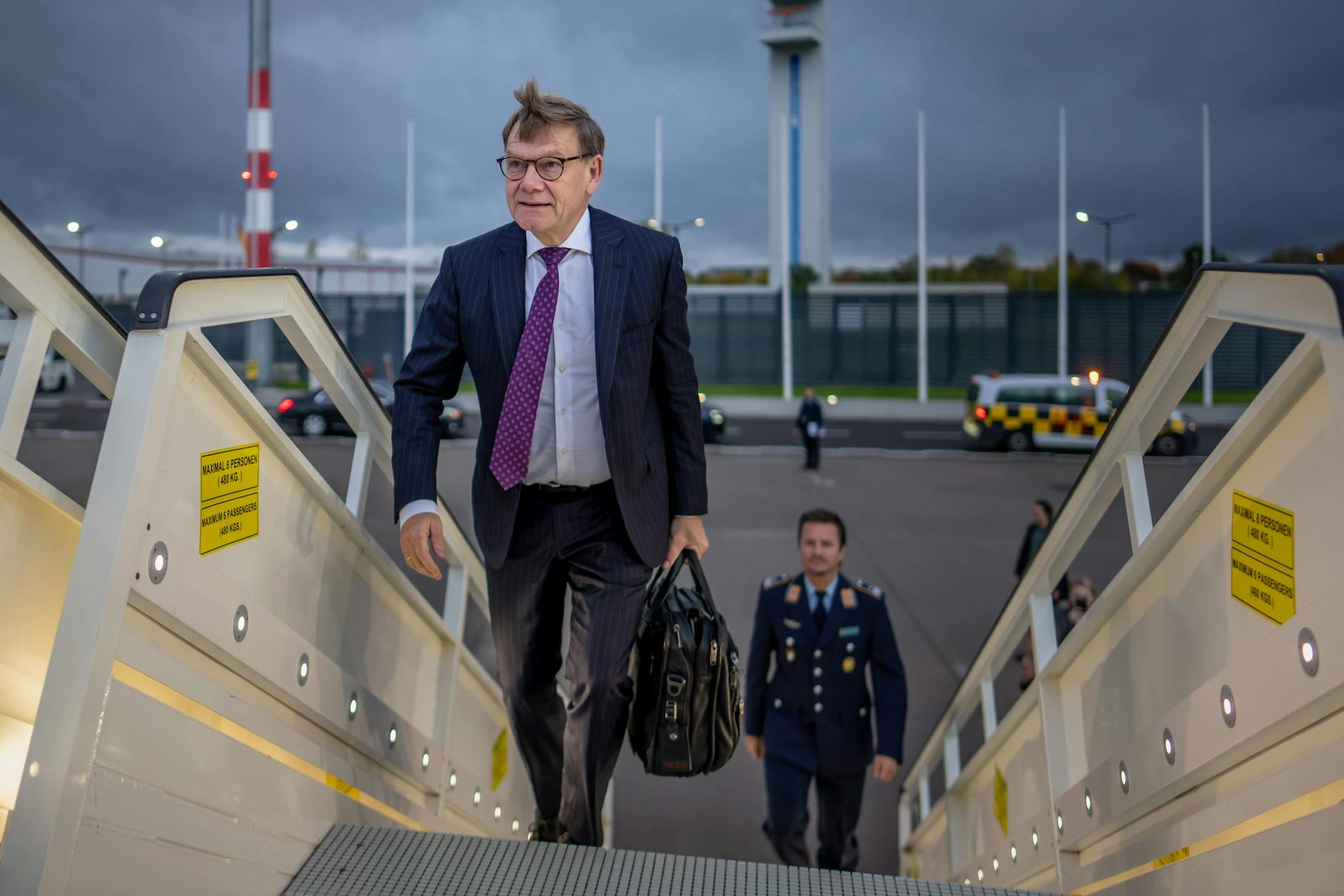 Johann Wadephul (CDU), Außenminister, steigt am Flughafen in ein Flugzeug.
