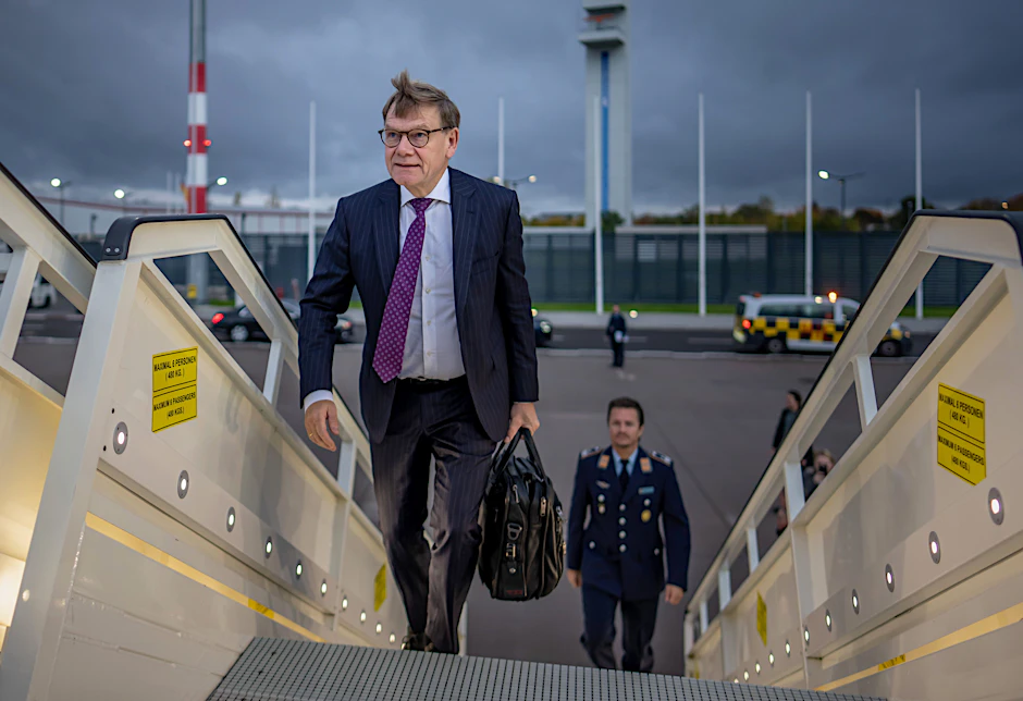 Johann Wadephul (CDU), Außenminister, steigt am Flughafen in ein Flugzeug.