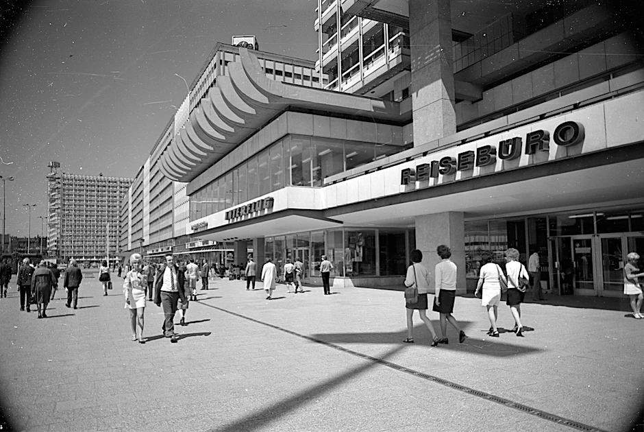 Das Haus des Reisens am Alexanderplatz, DDR, 1973