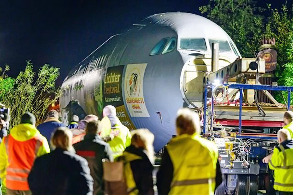 Der Rumpf des letzten Airbus der DDR ist auf dem Gelände des Serengeti-Parks in Hodenhagen (Niedersachsen) angekommen.