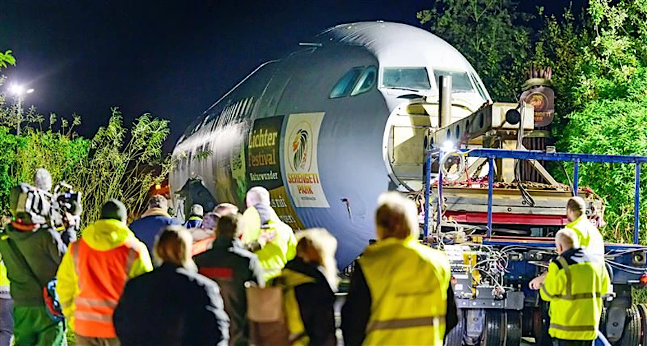 Dieser A310 war 1989 auf dem Flughafen Berlin-Schönefeld der Star der DDR-Fluggesellschaft Interflug: 36 Jahre später landet er nun im Westen, soll ein Restaurant im Serengeti-Park werden.