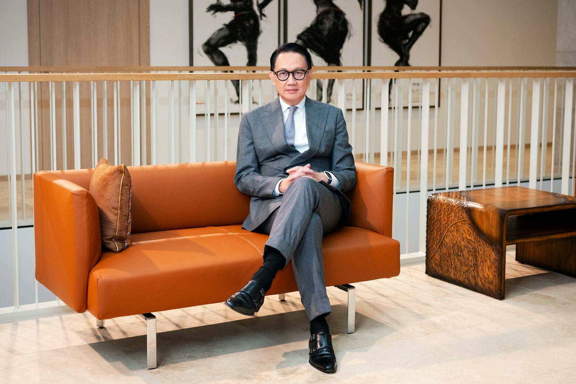 Der Vizeaußenminister Indonesiens, Arif Havas Oegroseno, im Foyer des neuen Botschaftsgebäudes in Berlin-Tiergarten