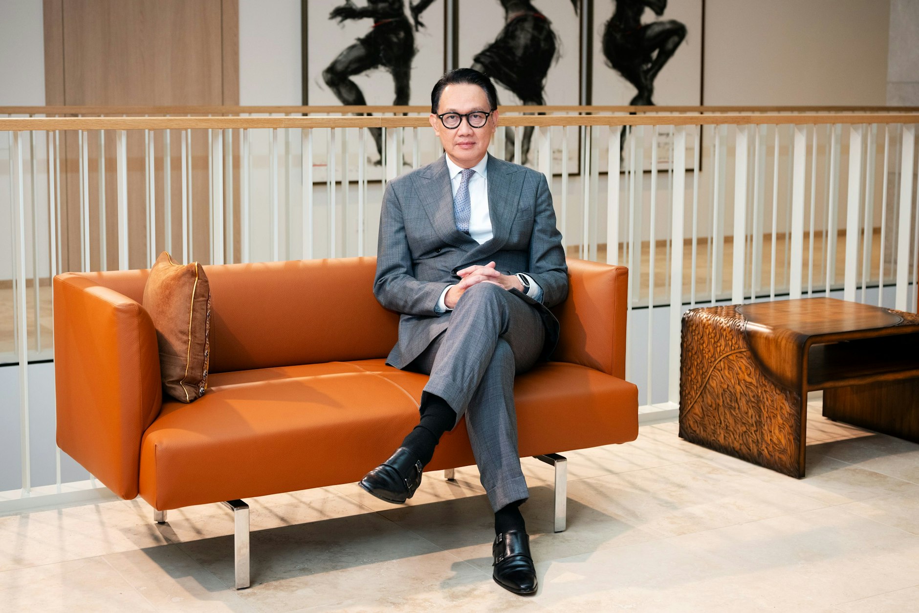 Der Vizeaußenminister Indonesiens, Arif Havas Oegroseno, im Foyer des neuen Botschaftsgebäudes in Berlin-Tiergarten