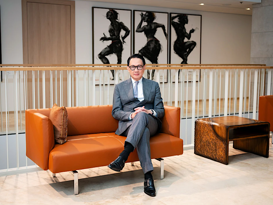 Der Vizeaußenminister Indonesiens, Arif Havas Oegroseno, im Foyer des neuen Botschaftsgebäudes in Berlin-Tiergarten