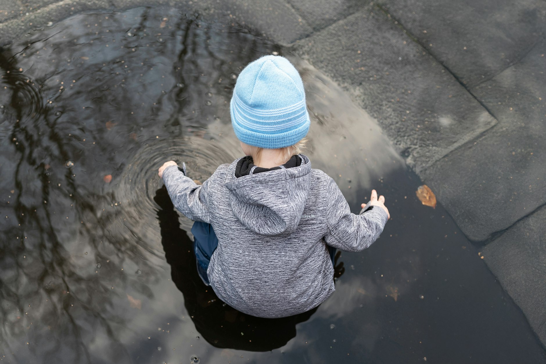 Der Junge spielte gerade in Johannisthal in einer Pfütze, als ein fremder Mann zugriff, das Kind entführte (Symbolfoto).