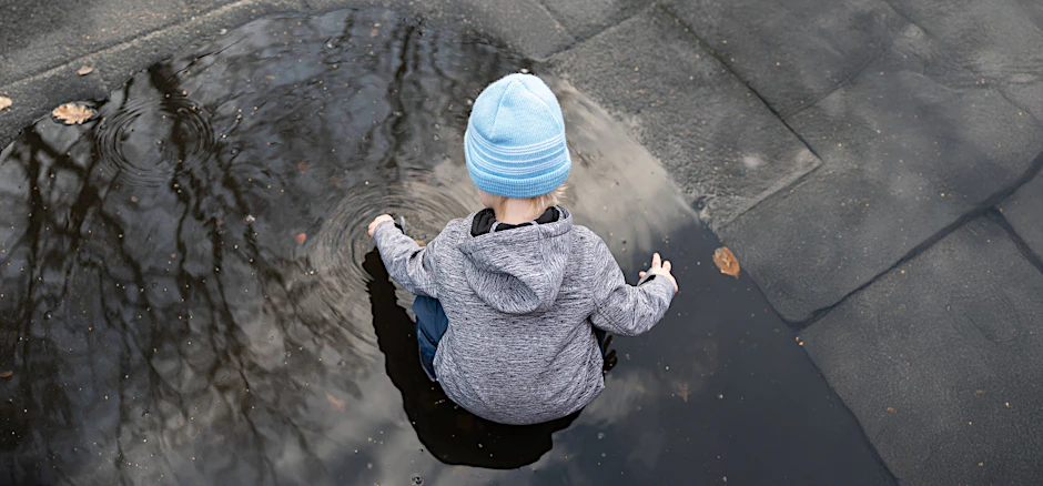 Der Junge spielte gerade in Johannisthal in einer Pfütze, als ein fremder Mann zugriff, das Kind entführte (Symbolfoto).