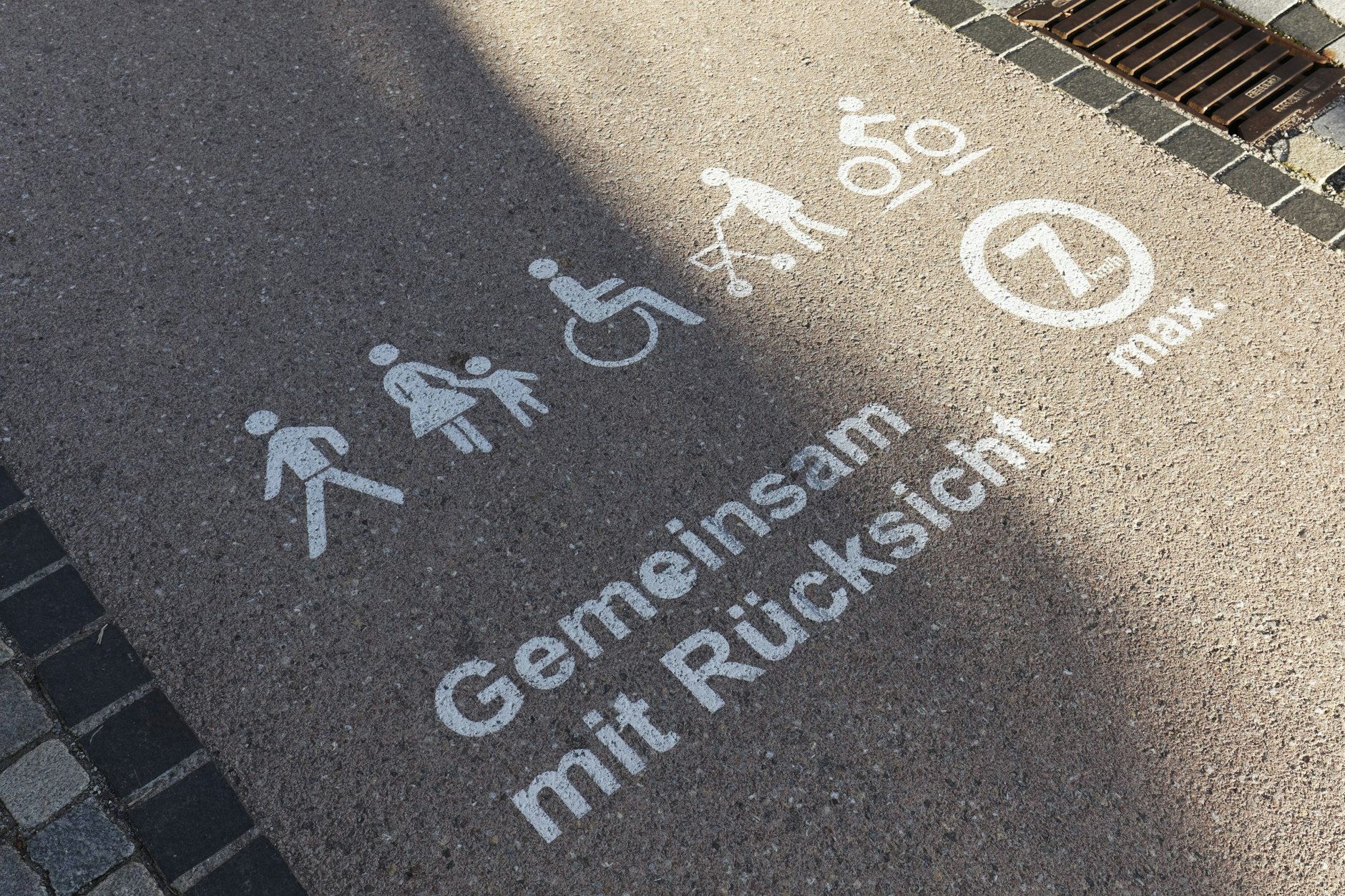 Kein Gesetz, aber eine Bitte um maximal 7 km/h. Mobilitätstreifen für Schrittgeschindigkeit in der Fußgängerzone von Bad Waldsee in Baden-Württemberg,