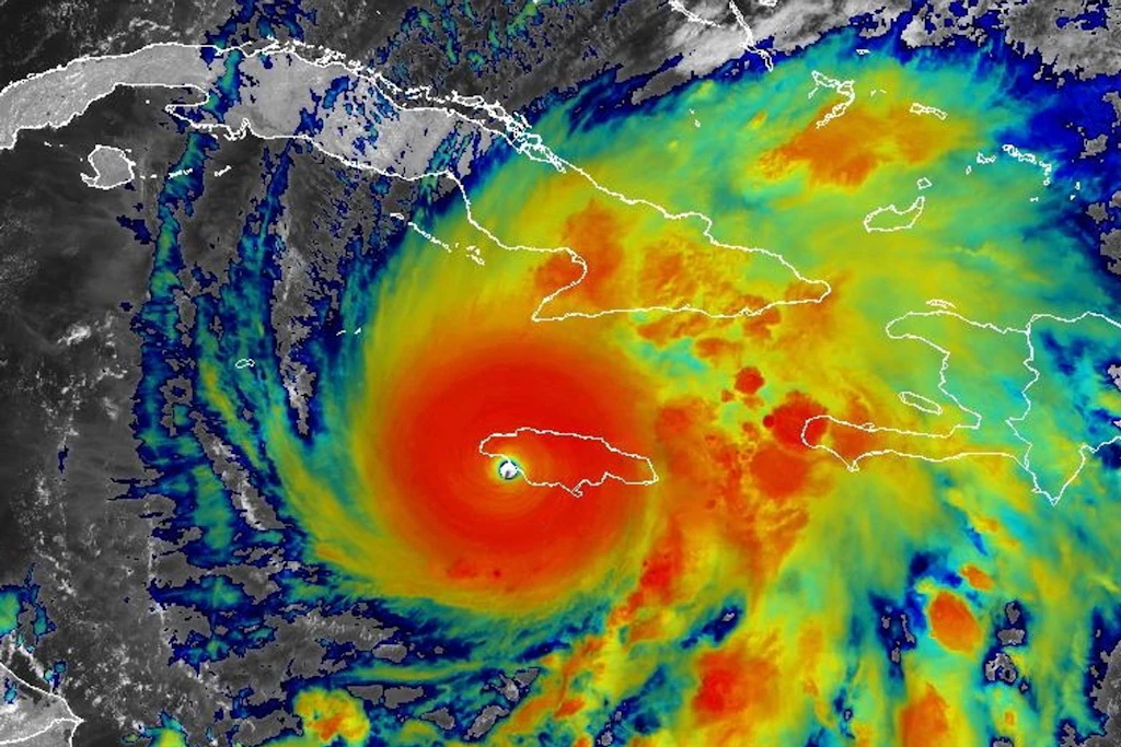 Dieses von der National Oceanographic and Atmospheric Administration (NOAA) zur Verfügung gestellte Satellitenbild zeigt den Hurrikan „Melissa“, der auf die Insel Jamaika trifft.