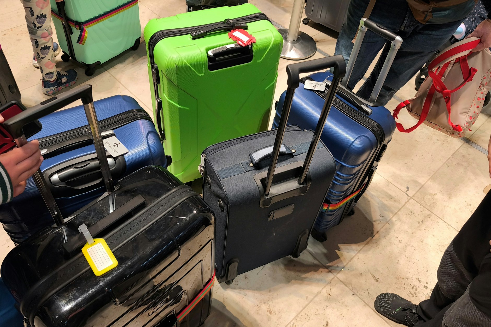 Die Koffer der Familie Schramm am Gepäckabgabe-Schalter des BER