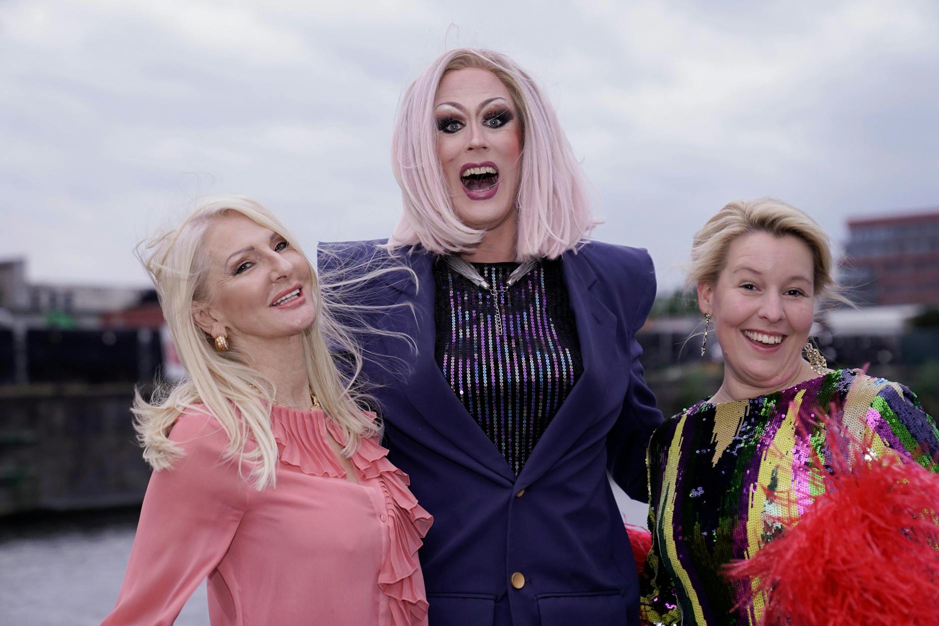 Wenige Tage vor der Abgeordnetenhauswahl 2021: Sängerin Désirée Nick, Dragqueen Jurassica Parka und SPD-Spitzenkandidatin Franziska Giffey auf dem SPD-Boot MS „Ernst Reuter“