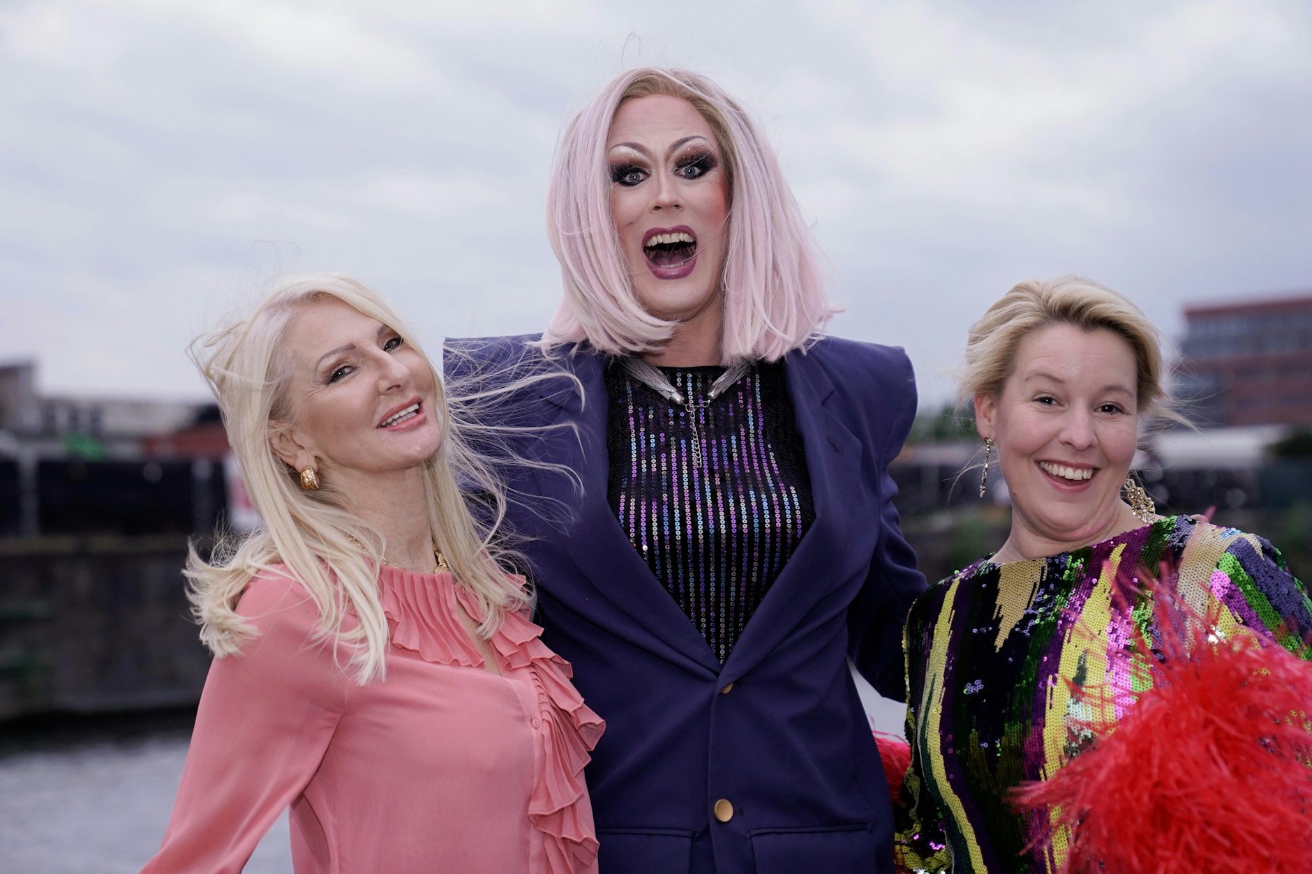 Wenige Tage vor der Abgeordnetenhauswahl 2021: Sängerin Désirée Nick, Dragqueen Jurassica Parka und SPD-Spitzenkandidatin Franziska Giffey auf dem SPD-Boot MS „Ernst Reuter“