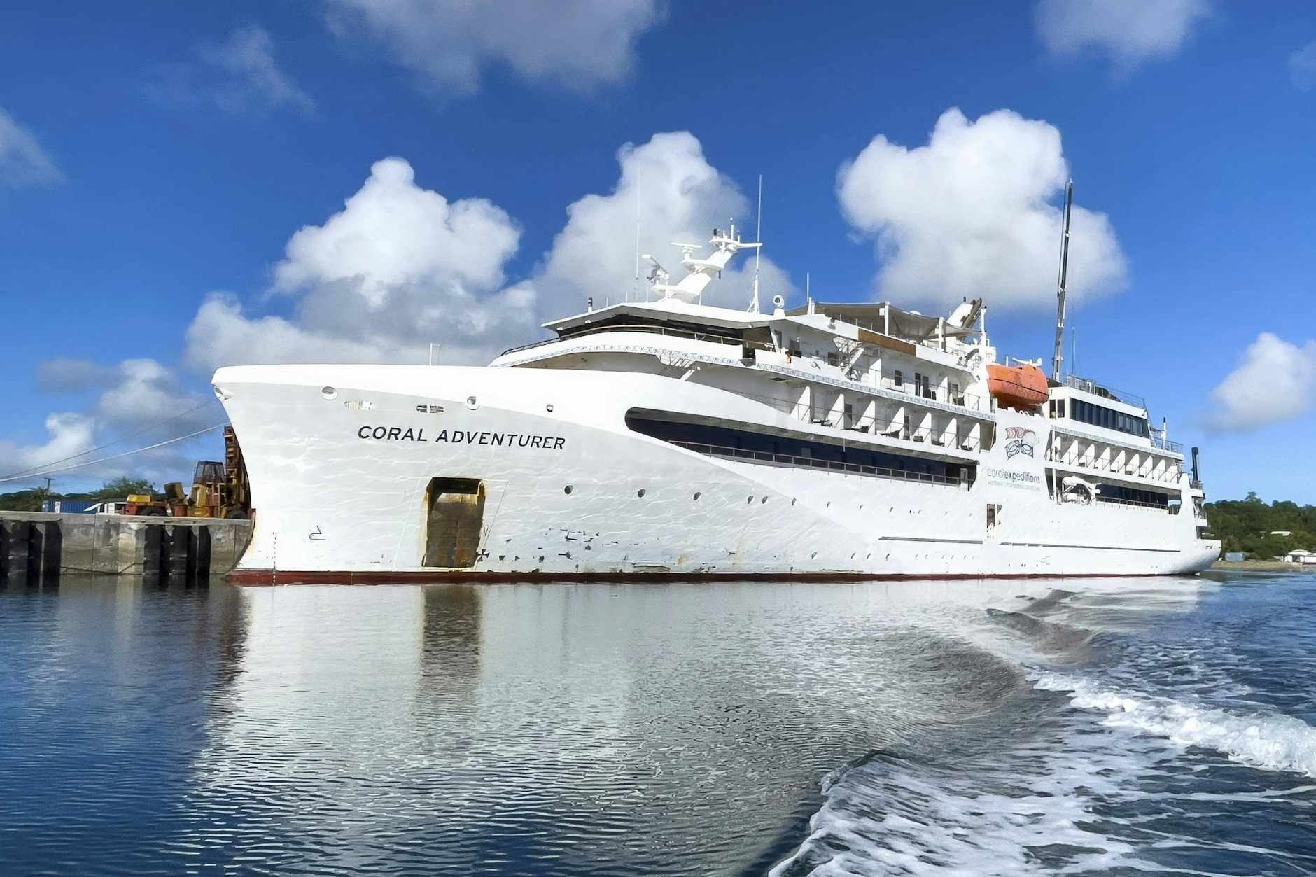 Das kleine&nbsp; Kreuzfahrtschiff „Coral Adventurer“, eine Aufnahme aus dem Jahr 2023.