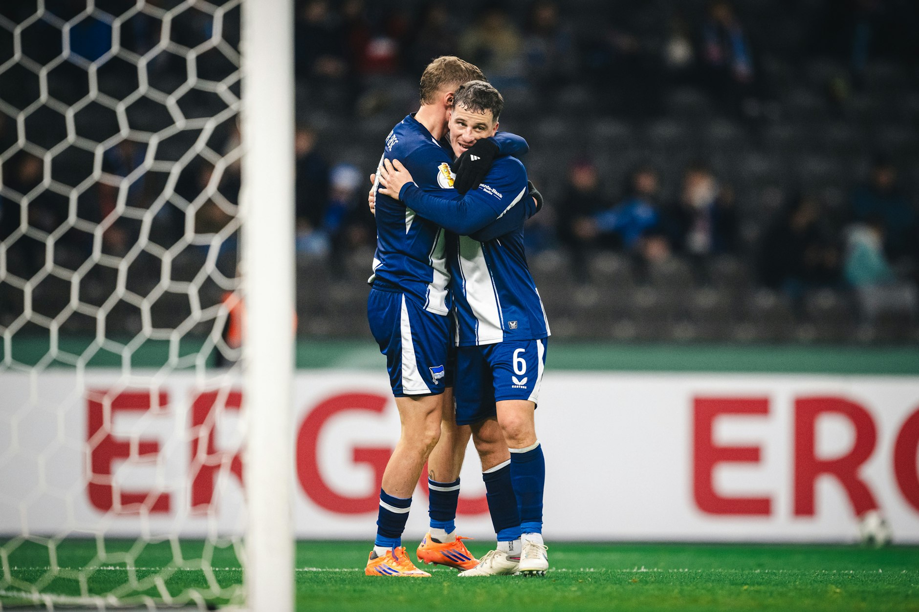 Diego Demme umarmt Torschütze Michael Cuisance. Fünf Minuten nach Herthas 1:0 hatte Demme Dusel, weil der Schiri ein Handspiel nicht sah.