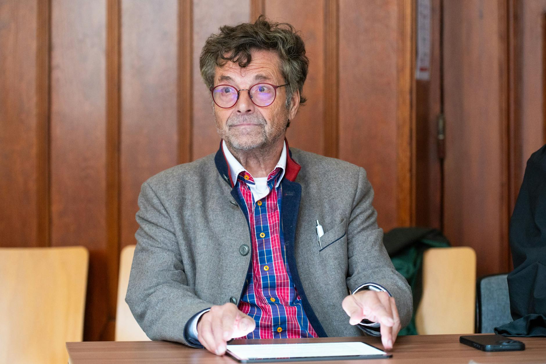 Diether Dehm, Musiker und ehemaliger Bundestagsabgeordneter, sitzt in einem Saal im Landgericht.