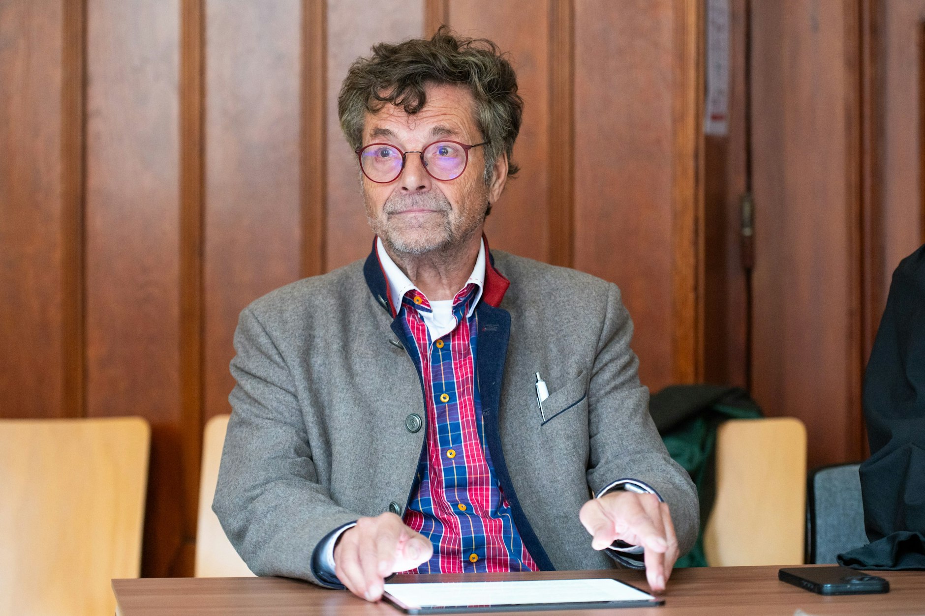 Diether Dehm, Musiker und ehemaliger Bundestagsabgeordneter, sitzt in einem Saal im Landgericht.