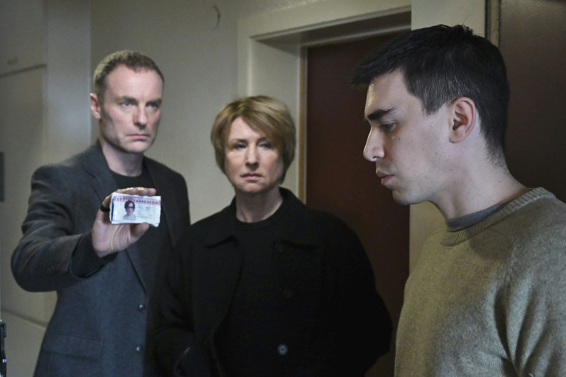 Susanne Bonard (Corinna Harfouch) und Robert Karow (Mark Waschke) haben etliche Fragen.