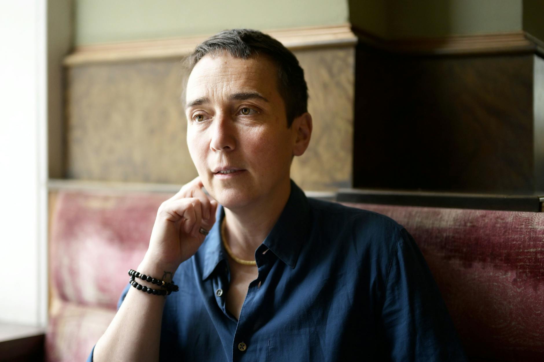 Kaśka Bryla ist in Wien geboren. Ihr Vater war in Polen im Widerstand gegen die Deutschen und wurde von sowjetischen Kräften inhaftiert.