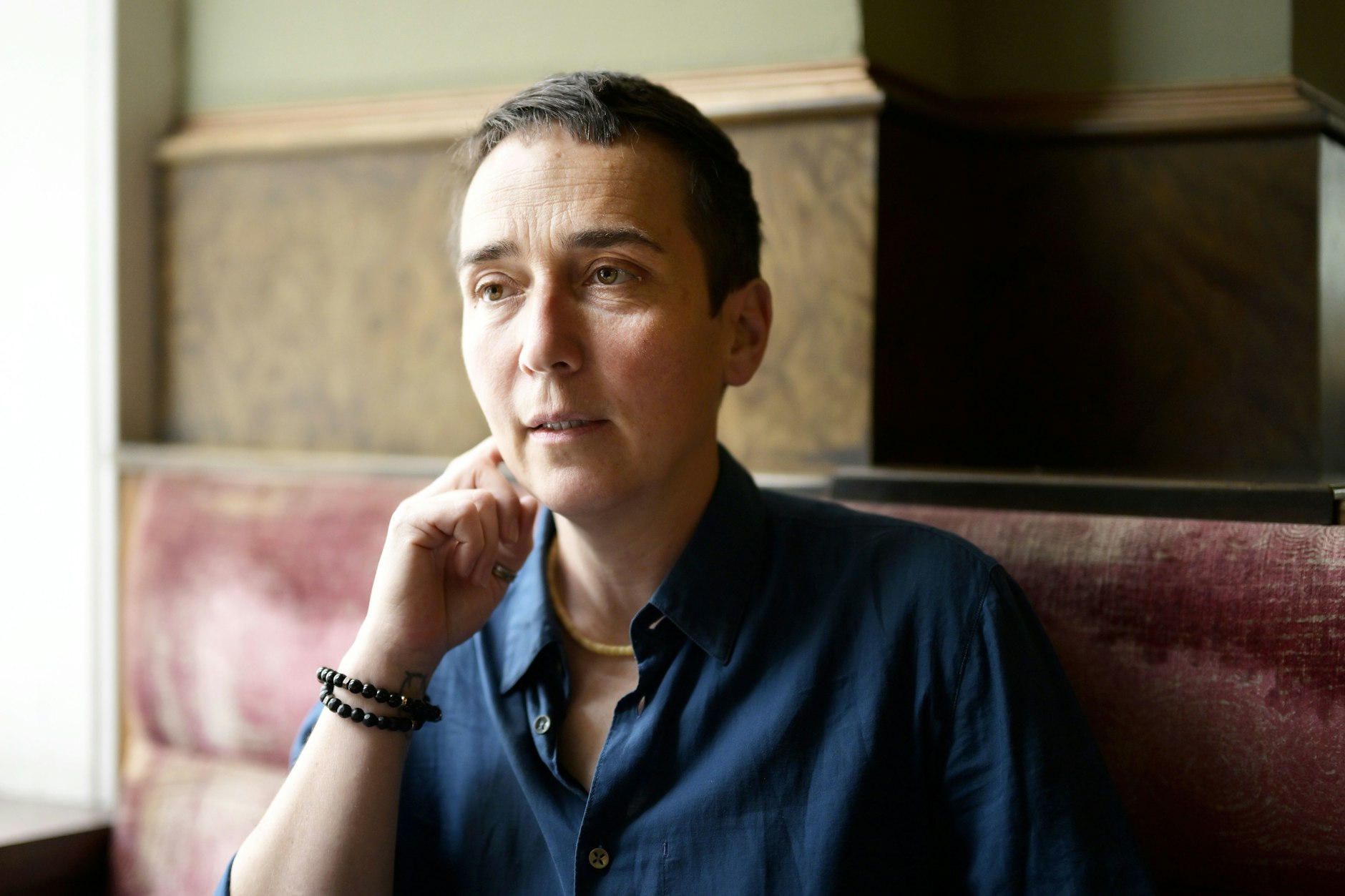 Kaśka Bryla ist in Wien geboren. Ihr Vater war in Polen im Widerstand gegen die Deutschen und wurde von sowjetischen Kräften inhaftiert.