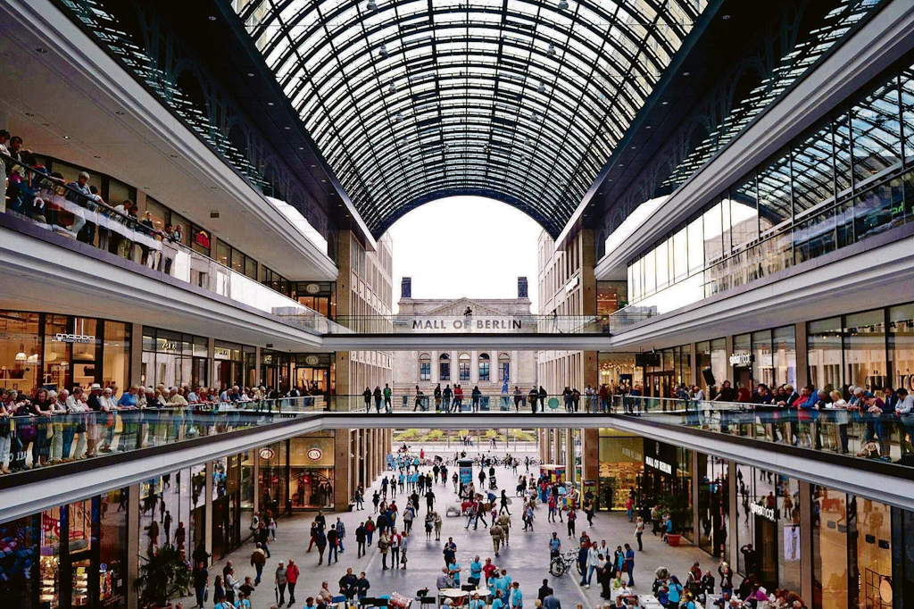 In der Mall of Berlin am Leipziger Platz haben fünf Täter versucht, einen Juwelier auszurauben.